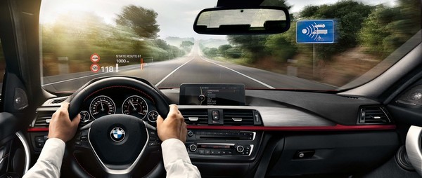 BMW 3-Series mới với chức năng hiển thị thông tin trên kính chắn gió phía trước (Head-Up Display) – Ảnh: Euro Auto