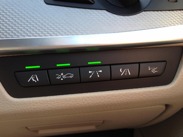 HUD được kích hoạt/ tắt thông qua nút bấm – Ảnh: Euro Auto