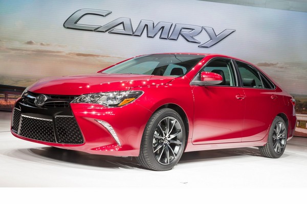 Mẫu Camry 2015 về cơ bản chỉ được nâng cấp về ngoại hình và không gian nội thất so với phiên bản trước đó - 2