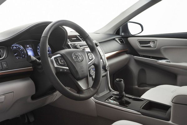 Mẫu Camry 2015 về cơ bản chỉ được nâng cấp về ngoại hình và không gian nội thất so với phiên bản trước đó - 9