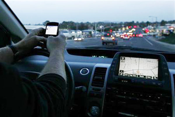 7% tài xế thú nhận từng “tự sướng” với di động sau tay lái