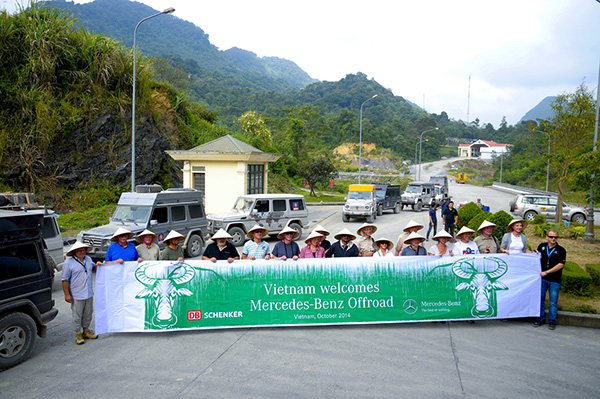 Đoàn Mercedes-Benz Offroad tại cửa khẩu Nậm Cắn, Kỳ Sơn, Nghệ An