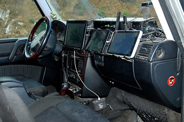 Để hành trình được thông suốt, mỗi chiếc G-Class đều được độ thêm nhiều thiết bị thông tin liên lạc hiện đạị