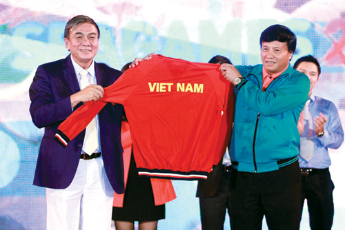 Trưởng đoàn thể thao VN Lâm Quang Thành (trái) nhận trang phục đoàn thể thao VN từ ông Lê Văn Thành - Chủ tịch Tập đoàn thể thao Động Lực -D