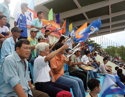 CĐV KH nhiệt tình cổ vũ cho đội nhà tại Sân vận động Phan Rang 