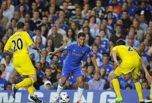 Eden Hazard (giữa) tạo sự khác biệt cho Chelsea trong 2 trận ra quân