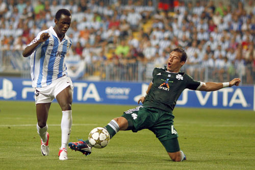 Fabrice (trái) giúp Malaga tiến một bước dài đến vòng bảng Champions League