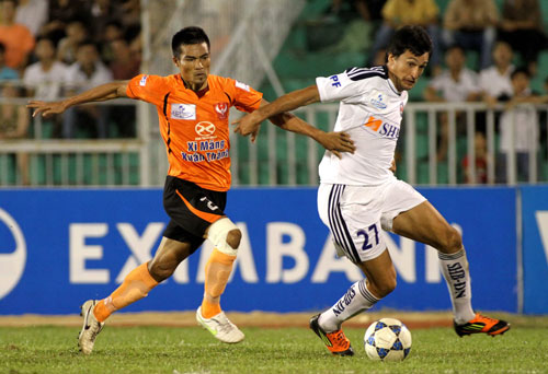 Đình Luật (trái) chơi tốt trong màu áo Sài Gòn Xuân Thành có thể được gọi lại đội tuyển 