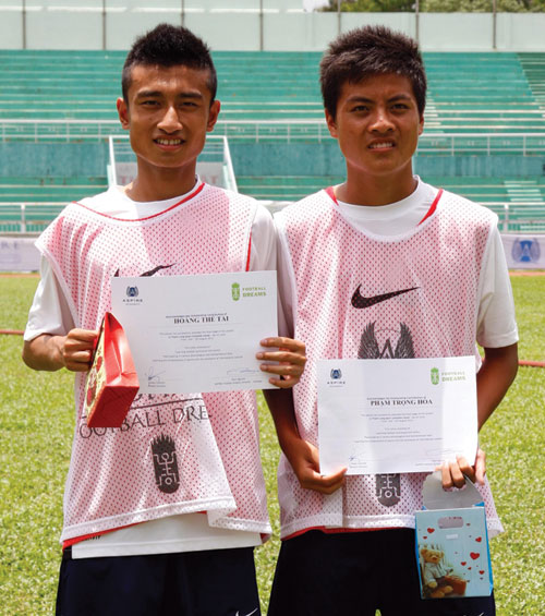 2 cầu thủ nhí Hoàng Thế Tài (Viettel) và Phạm Trọng Hòa (PVF) đã giành quyền tham dự khóa đào tạo tại Học viện Aspire 1