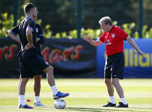 HLV Hodgson (phải) đang trao đổi với các cầu thủ trong buổi tập của tuyển Anh đầu tuần này 