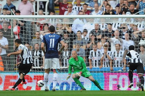 Tiền vệ Haterm Ben Arfa ghi bàn ấn định chiến thắng 2-1 cho Newcastle