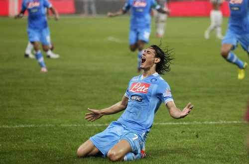 Edinso Cavani ghi bàn cho Napoli trong trận tranh Siêu cúp Ý với Juventus