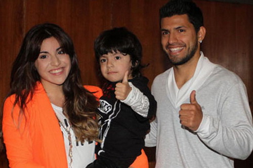 Aguero ngoảnh mặt với con gái Maradona