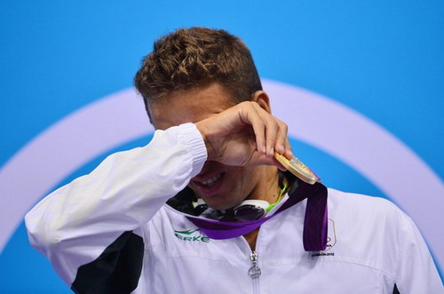 VĐV Chad le Clos khóc khi giành huy chương vàng Olympic 2012