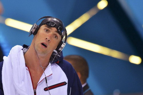 Michael Phelps nghe nhạc trước khi thi đấu ở Olympic 2012