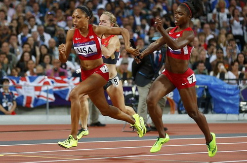 Allyson Felix trong cuộc đua 4x100m tiếp sức nữ