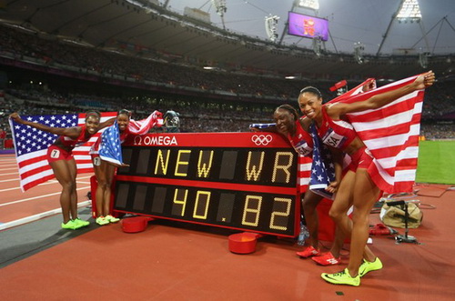 Đội điền kinh Mỹ phá kỷ lục thế giới ở nội dung 4x100m tiếp sức dành cho nữ