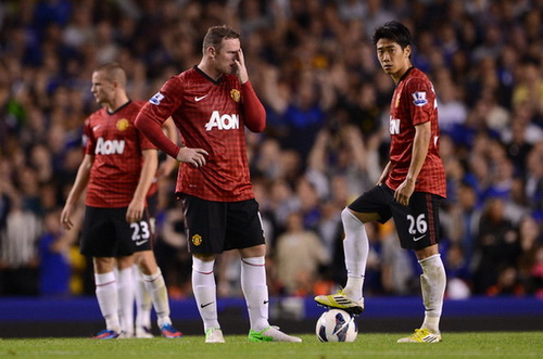 Sir Alex cảnh báo Rooney có thể phải ngồi dự bị