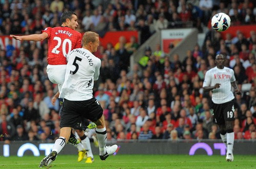 Tiền đạo Robin Van Persie ghi bàn cho M.U trong trận thắng Fulham 3-2