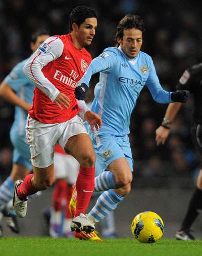 Cuộc chiến ở tuyến giữa sẽ đóng vai trò quyết định trong cuộc chạm trán giữa Man.City (phải) và Arsenal