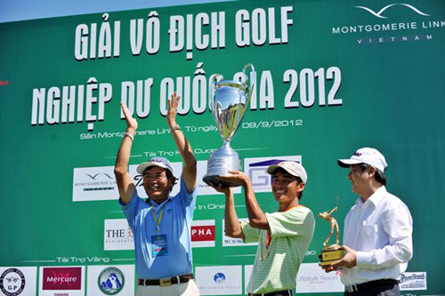 Doãn Văn Định (giữa) nhận cup vô địch Giải golf nghiệp dư quốc gia 2012