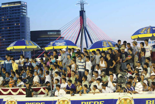 Khán giả ken đầy ở các sân thi đấu Larue Cup 