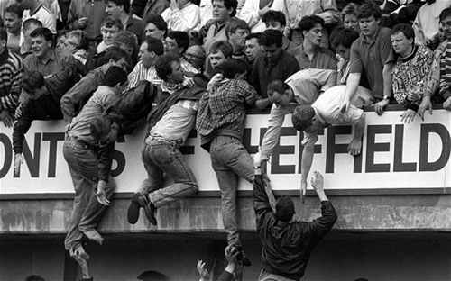 Cảnh hoảng loạn vào ngày 15.4.1989 trên Sân vận động Hillsborough, Sheffield 