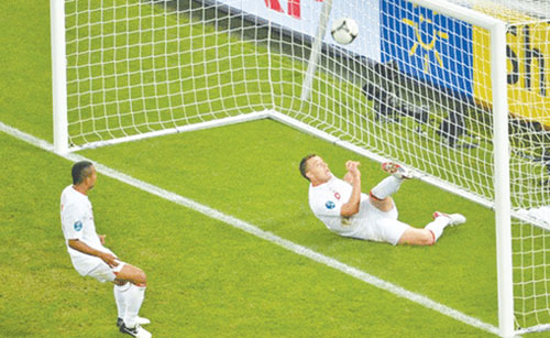 Bàn thắng hợp lệ của Ukraine bị từ chối dù bóng đã qua vạch vôi trong trận gặp Anh ở Euro 2012 