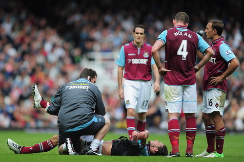 Andy Carroll có thể nghỉ thi đấu 6 tuần