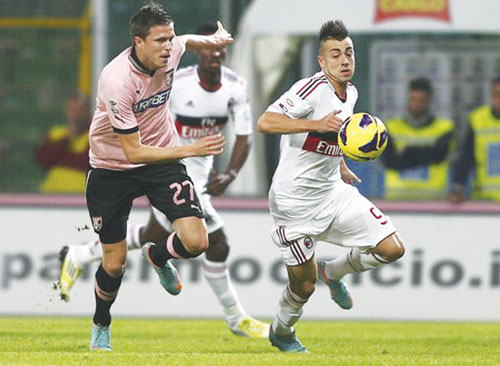 Stephan El Shaarawy (phải) lại “cứu” AC Milan 