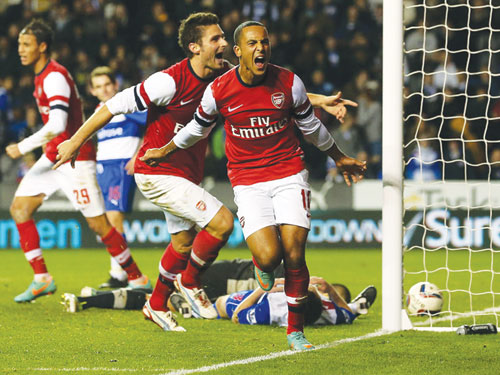 Theo Walcott, người hùng của Arsenal trong chiến thắng hoang đường trước Reading 