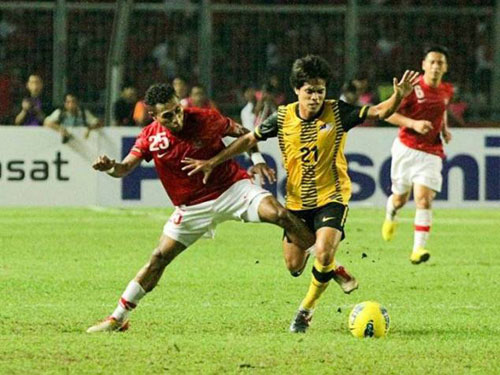 Malaysia (phải) và Indonesia đều gọi hầu hết các cầu thủ xuất sắc nhất 