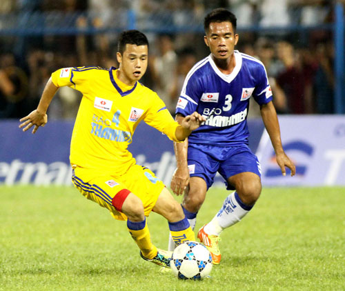 U.21 Ninh Thuận (áo sậm) trưởng thành hơn hẳn so với trận đầu tiên của vòng bảng khi gặp lại SLNA trong trận chung kết