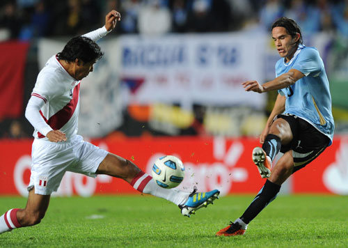 Uruguay (phải) khó có khả năng kiếm được điểm trên đất Argentina 