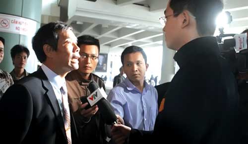Ông Ngô Lê Bằng trả lời phỏng vấn giới truyền thông VN tại sân bay Nội Bài