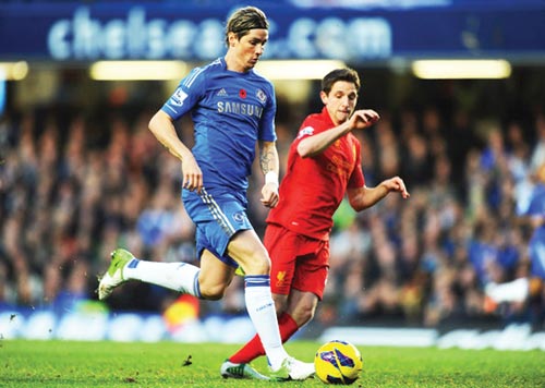 Fernando Torres (trái) vẫn chưa hoàn toàn tìm lại được chính mình trong đội hình của Chelsea 