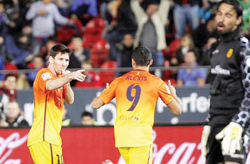 Lionel Messi (trái) ăn mừng bàn thắng