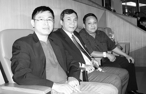 Ông Trần Quốc Tuấn (giữa), Trần Anh Tú (trái) tại VCK World Cup Futsal 