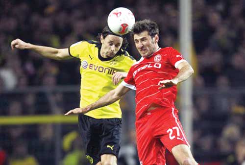 Dortmund (trái) đang gặp khó khăn trong hành trình bảo vệ ngôi vô địch 