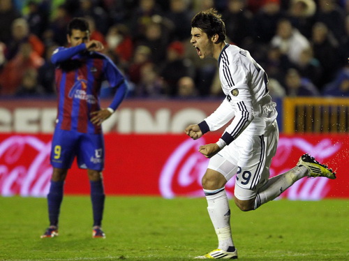 Real Madrid thắng Levante 2-1 tại La Liga