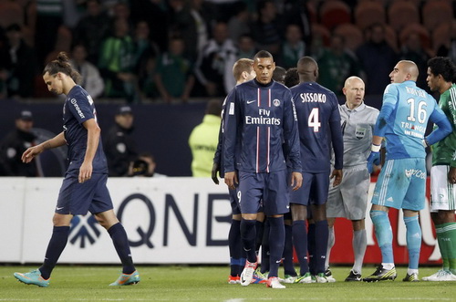 Zlatan Ibrahimovic nhận thẻ đỏ trong trận PSG thua St Etienne 1-2