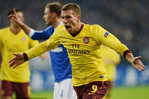 Podolski than phiền về chiến thuật của HLV Wenger