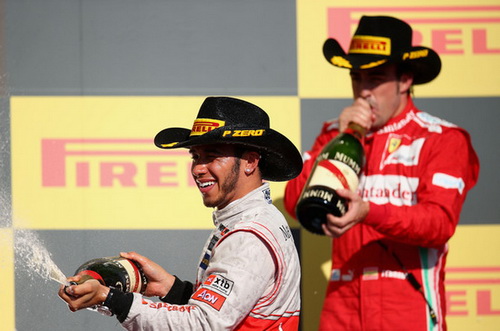 Hamilton làm chậm ngày đăng quang của Vettel 