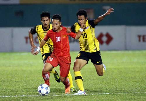 U.21 VN (áo sậm) trong trận chung kết giải U.21 quốc tế với Malaysia 