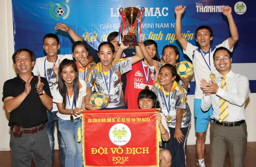 Nhà báo Nguyễn Quang Thông trao giải cho đội vô địch bóng đá nữ 