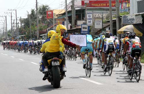 Trọng tài làm việc rất thủ công trên đường đua 