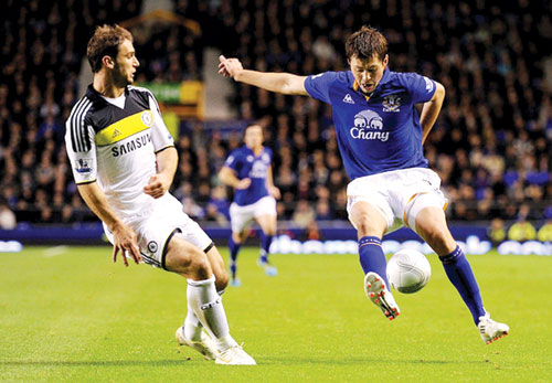 Chelsea (trái) sẽ không rời sân Goodison Park với hai bàn tay trắng