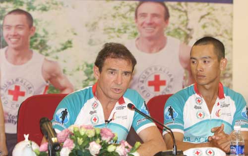 Ông Pat Farmer (trái ) và Mai Nguyễn Đình Huy trong cuộc gặp gỡ báo chí trước chuyến chạy marathon lịch sử 
