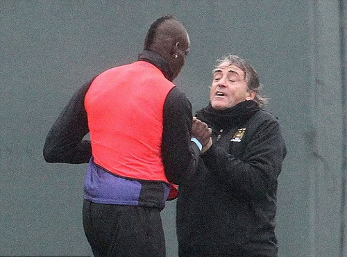 Mancini và Balotelli xô đẩy trên sân tập - Daily Mail