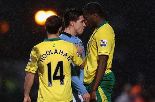 Tiền vệ Samir Nasri nhận thẻ đỏ trong trận Man City thắng Norwich 4-3